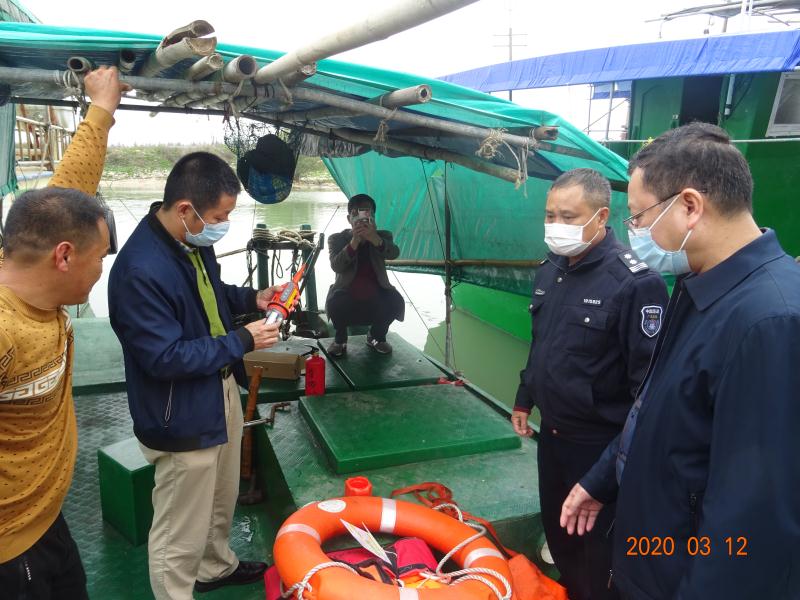 吴卓龙率队到我区检查指导渔业渔船安全生产工作.jpg