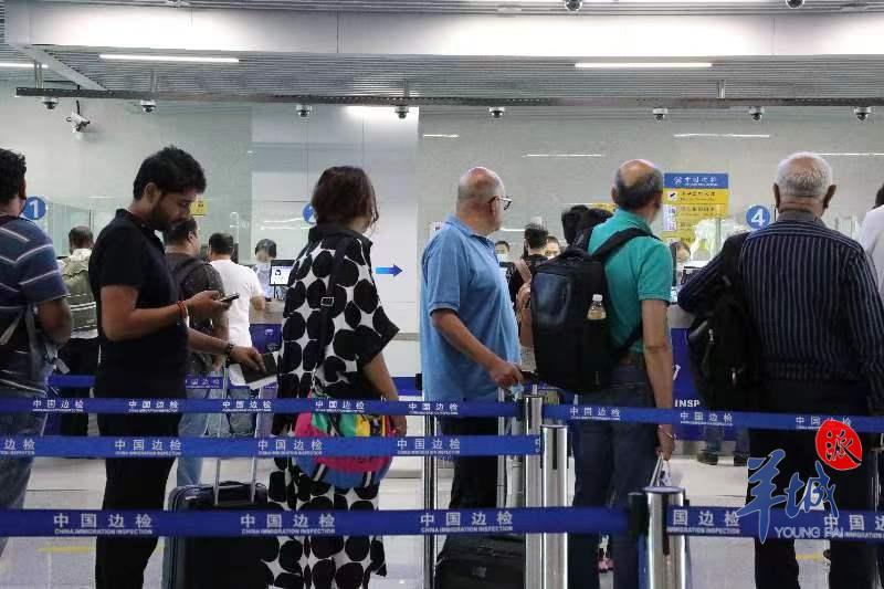 广交会客商正在琶洲港澳客运口岸排队等候入境边防检查