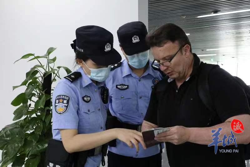 洲头嘴出入境边防检查站民警正在接受广交会客商咨询