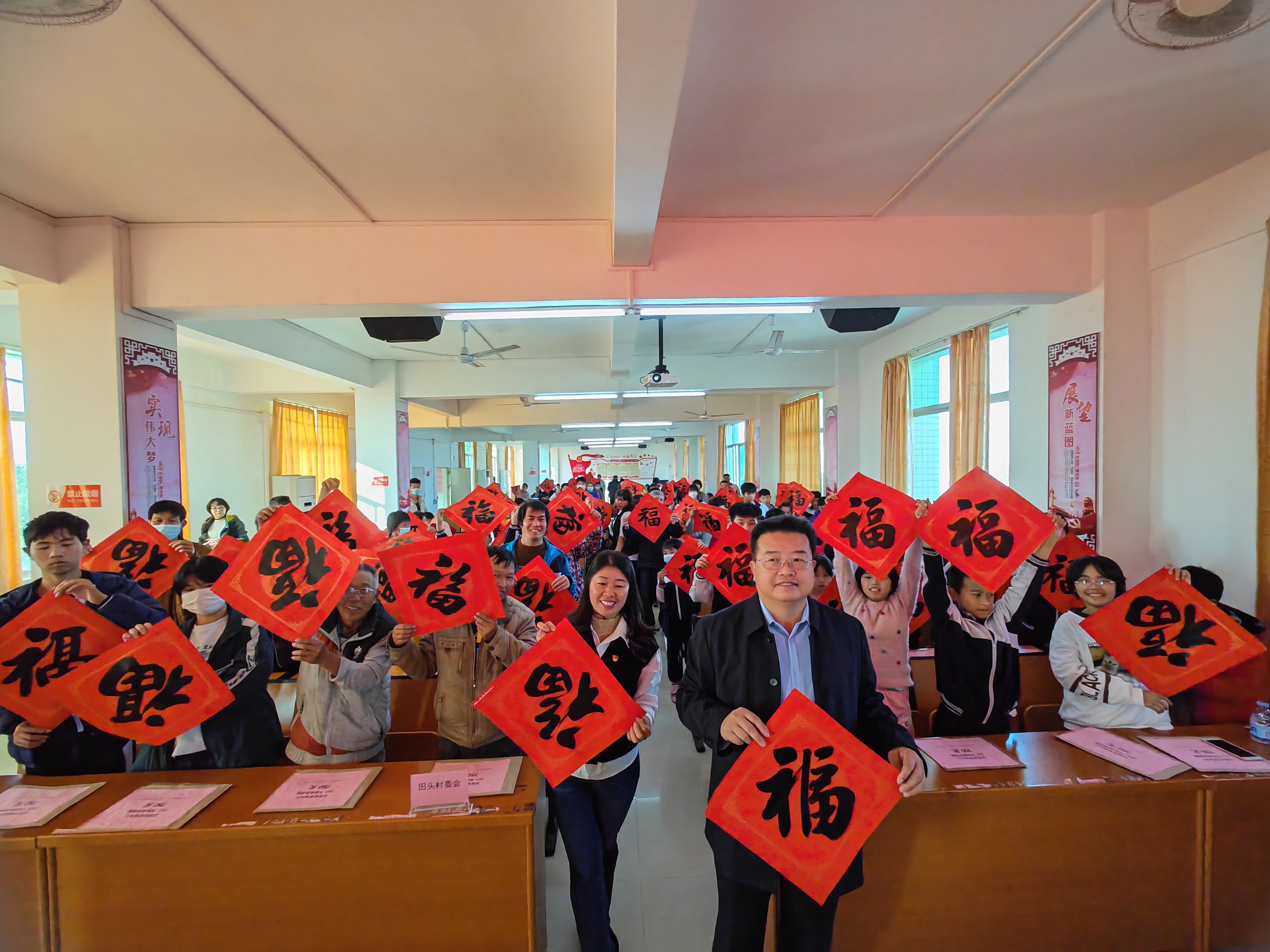 南三镇“访贫助学坡头行”2021年秋季资助款发放仪式 (12).jpg