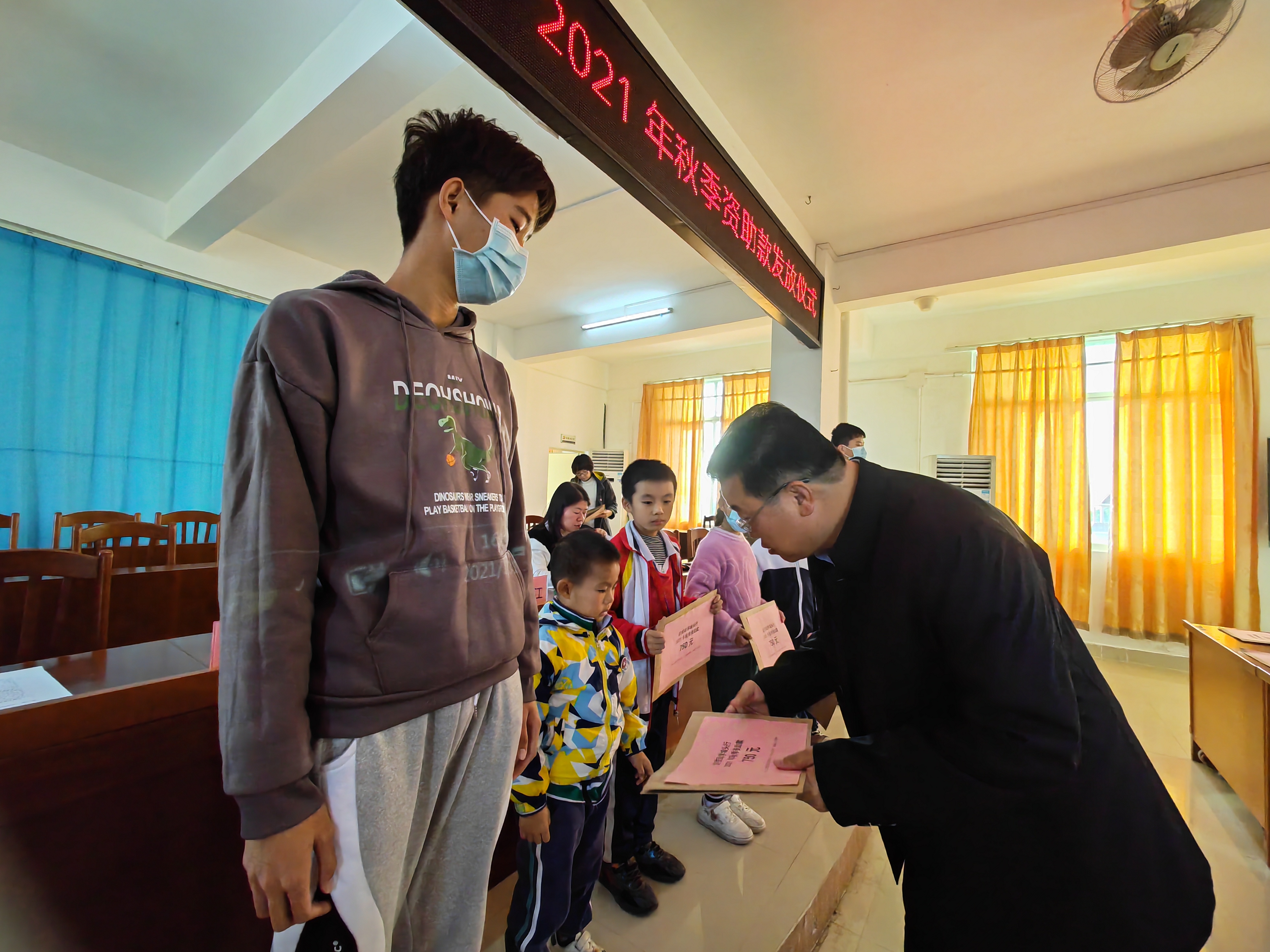 南三镇“访贫助学坡头行”2021年秋季资助款发放仪式 (24).jpg